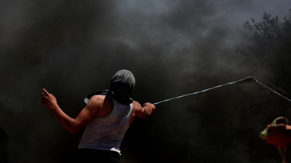 متظاهر فلسطيني خلال مواجهات مع جيش الاحتلال الإسرائيلي في بلدة بيتا جنوبي نابلس في الضفة الغربية المحتلة، 2 تموز/يوليو 2021. (أيمن نوباني/ وفا)