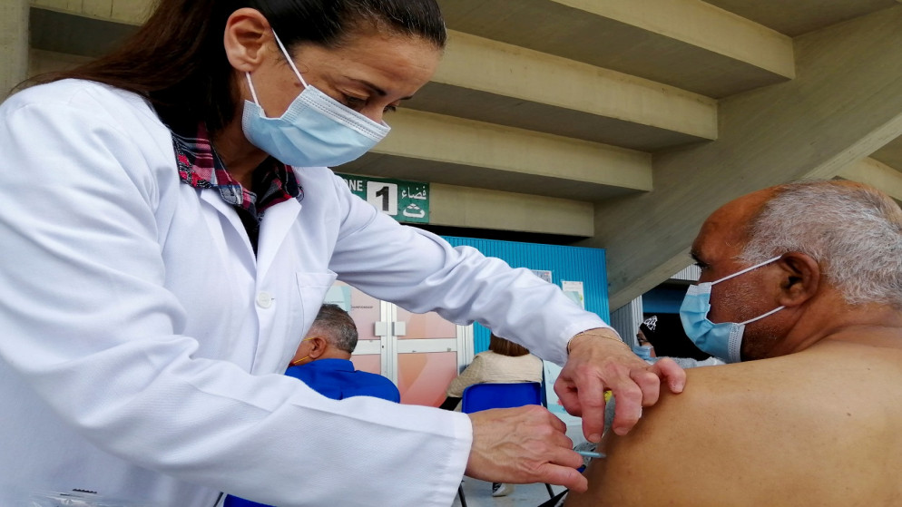رجل يتلقى لقاح فيروس كورونا، مركز تطعيم في تونس العاصمة، 26 نيسان/ أبريل 2021. (رويترز)