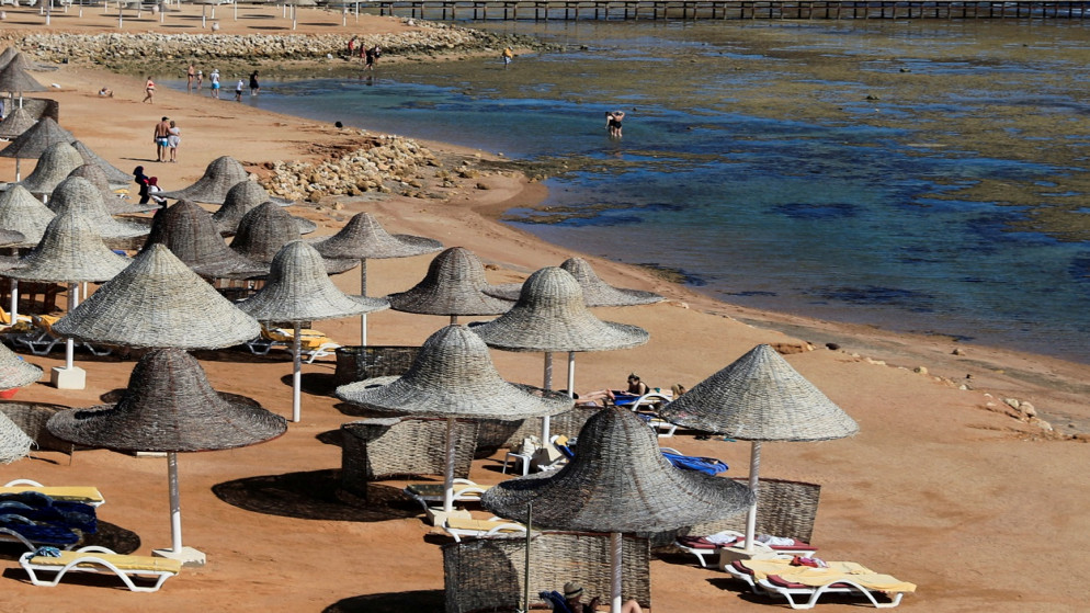 سائحون يستمتعون على الشاطئ في منتجع شرم الشيخ المطل على البحر الأحمر، 14 شباط/فبراير 2021. (رويترز)