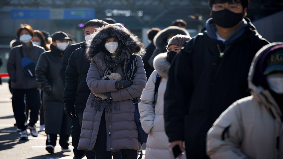 أشخاص ينتظرون في طابور للخضوع لاختبار فيروس كورونا، في موقع تم إنشاؤه مؤقتًا أمام محطة سكة حديد، سول ، كوريا الجنوبية، 25 كانون الأول/ ديسمبر 2020. (رويترز)