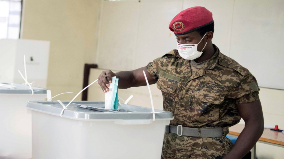 عضو في قوات الأمن الإثيوبية يدلي بصوته خلال الانتخابات الإثيوبية والإقليمية، بالقرب من قصر في أديس أبابا، إثيوبيا، 21 يونيو/حزيران 2021. (رويترز)