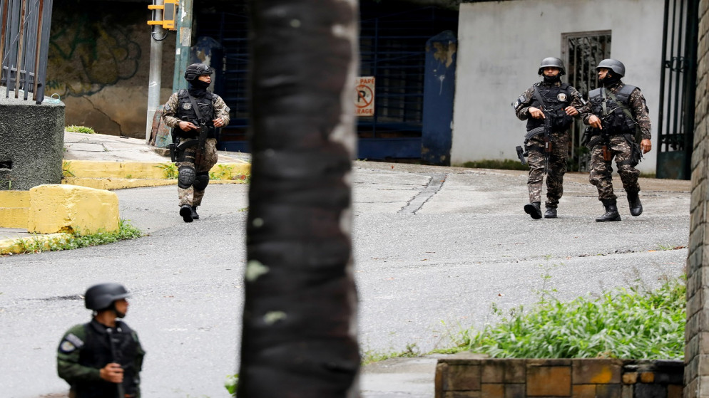 عناصر من القوات الخاصة يقومون بدوريات في الشوارع، خلال مواجهات مسلحة مع أعضاء من عصابة كوكي في كاراكاس، فنزويلا، 9 يوليو/تموز 2021. (رويترز)