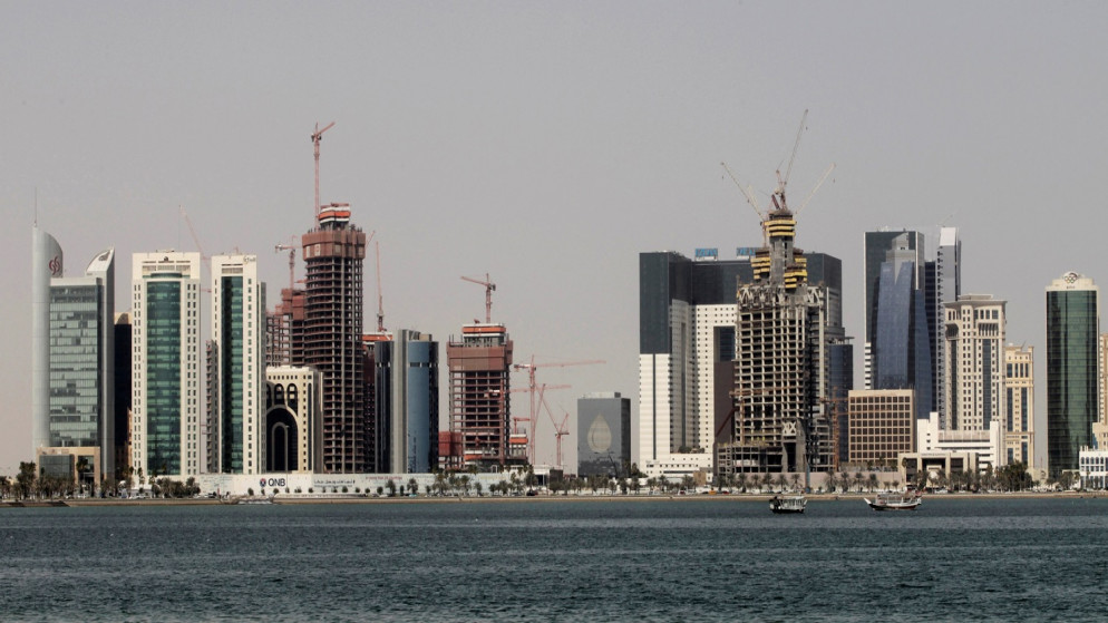 رافعات شوهدت في أفق قطر في الدوحة في 6 شباط/فبراير 2012. رويترز / فادي الأسعد