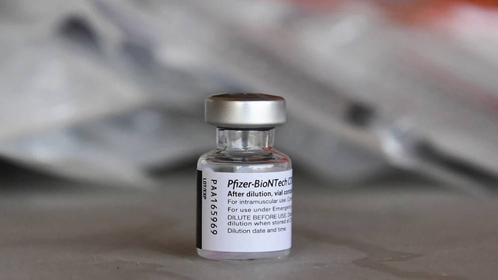 عبوة لقاح Pfizer Covid-19 في عيادة متنقلة للقاح Covid-19 في أحد أحياء شرق لوس أنجلوس. 9 يوليو 2021. (أ ف ب)