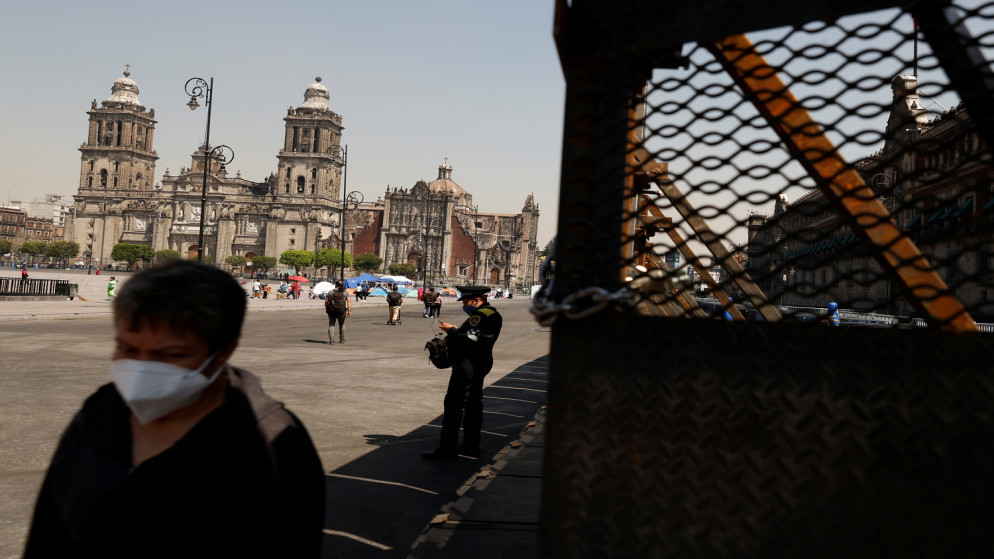 شرطي يقف بجانب الأسوار الموضوعة خارج القصر الوطني، مكسيكو سيتي، المكسيك. 5 آذار/مارس 2021. (رويترز)