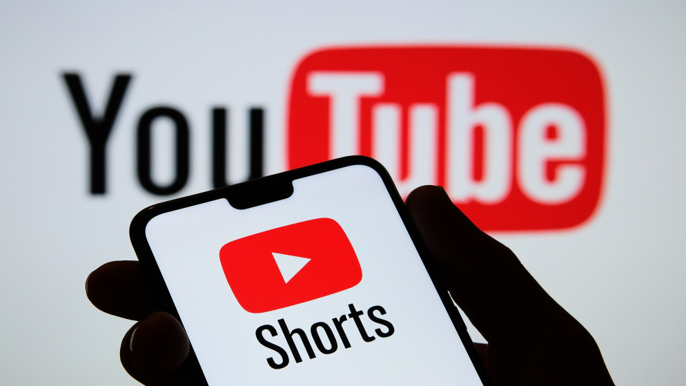 شعار خدمة يوتيوب شورتس التابعة لموقع مشاركة الفيديو (يوتيوب). (shutterstock)