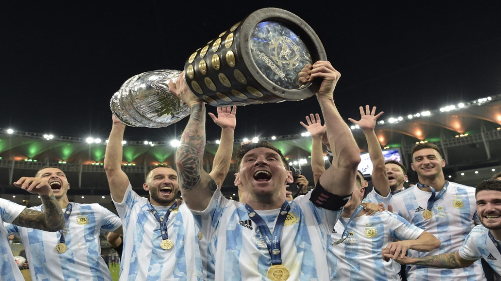 النجم الأرجنتيني ليونيل ميسي يحمل كأس كوبا أميركا التي توج بها على حساب منتخب البرازيل. (أ ف ب)