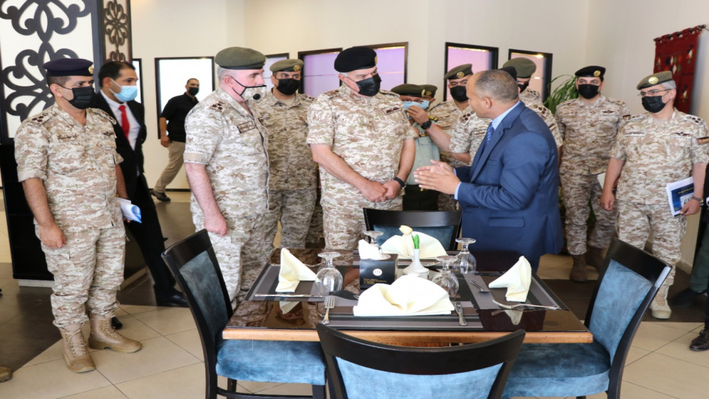 رئيس هيئة الأركان المشتركة اللواء الركن يوسف الحنيطي خلال زيارته فندق القوات المسلحة. (القوات المسلحة الأردنية)