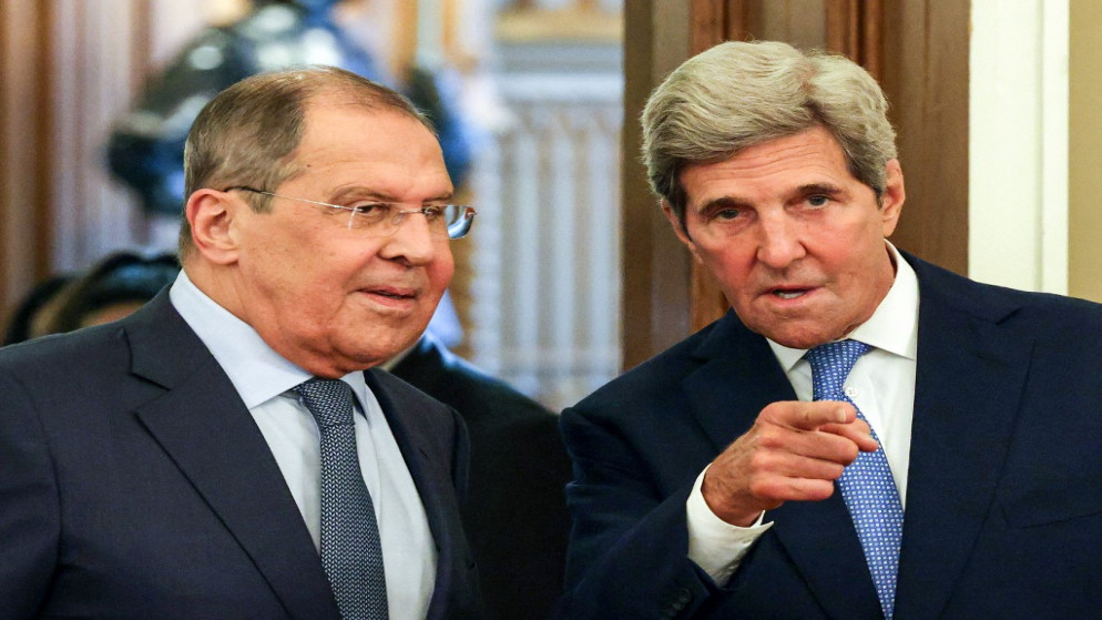 وزير الخارجية الروسي سيرجي لافروف (إلى اليسار) يرحب بالمبعوث الأميركي للمناخ جون كيري (إلى اليمين) في اجتماع في موسكو .12 تموز/يوليو 2021.(أ ف ب)
