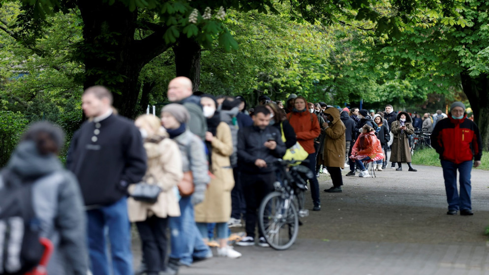 أشخاص يقفون في طابور عند إحدى القاعات الرياضية للحصول على لقاح ضد كورونا، برلين، ألمانيا، 14 أيار/مايو 2021. (رويترز)
