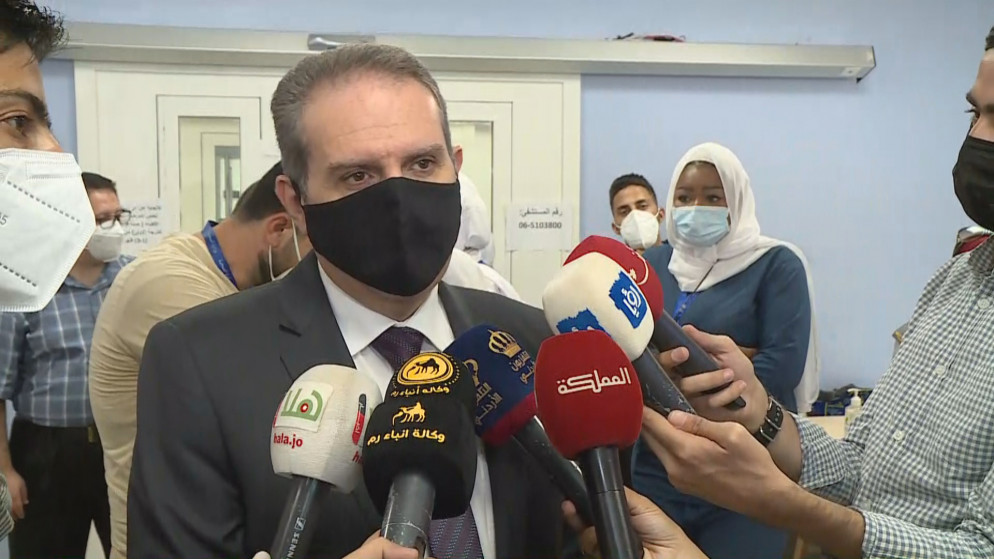 وزير الصحة فراس الهواري خلال تفقده جاهزية مستشفى عمان الميداني. (المملكة)