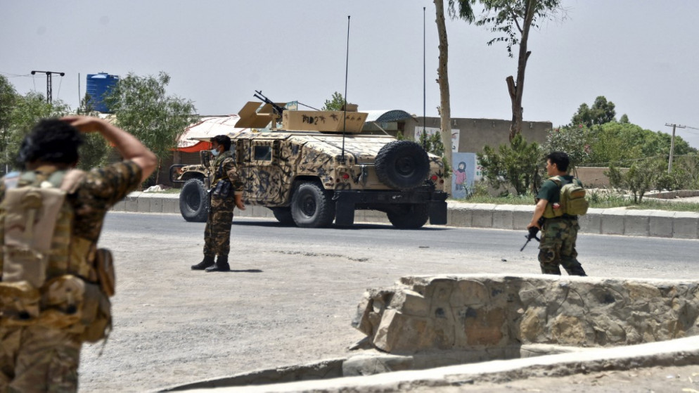 أفراد الأمن الأفغان يقفون على طول الطريق وسط قتال مستمر بين قوات الأمن الأفغانية ومقاتلي طالبان في قندهار .9 يوليو 2021.(أ ف ب)