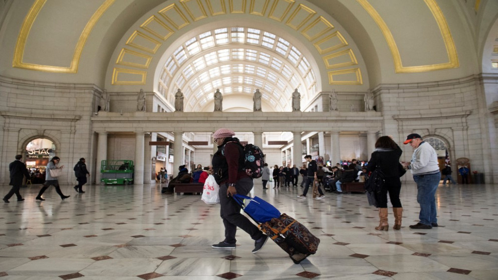 مسافرون داخل محطة قطارات في العاصمة الأميركية واشنطن. (أ ف ب)