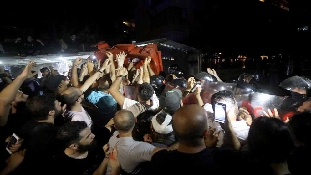 متظاهرون في أثناء احتجاجهم خارج منزل وزير الداخلية اللبناني في بيروت، 13 تموز/يوليو 2021. (رويترز)