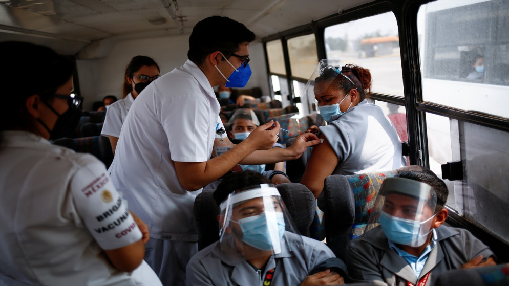 أشخاص يتلقون جرعة من لقاح فيروس كورونا على متن حافلة في المكسيك، 12 تموز/يوليو 2021. (رويترز)
