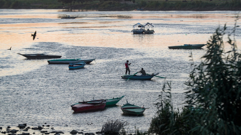صيادون على متن قارب على نهر النيل على مشارف القاهرة عقب انتشار فيروس كورونا، مصر، 18 آب/ أغسطس2020. (رويترز)