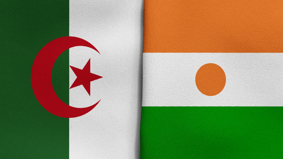 علما الجزائر (يسار) والنيجر. (shutterstock)