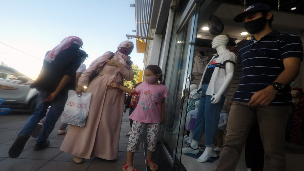 صورة أرشيفية لمواطنين أمام محل تجاري لشراء ملابس ومستلزمات عيد الفطر. (صلاح ملكاوي/ المملكة)