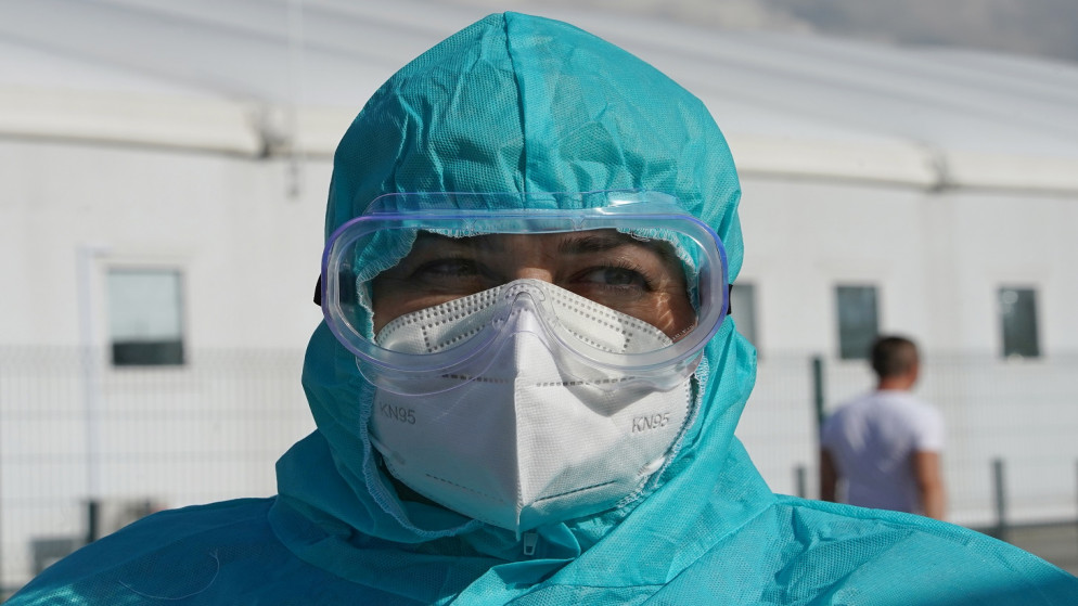 طبيب يرتدي ملابس واقية خارج مستشفى للمرضى المصابين بفيروس كورونا في ضواحي موسكو، روسيا، 2 تموز/يوليو 2021. (رويترز / تاتيانا ماكييفا)