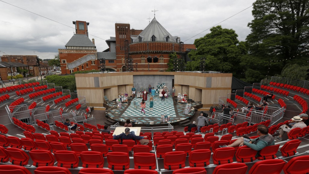 ممثلون من فرقة "رويال شكسبير كومباني" يتدربون على مشاهد من مسرحية لويليام شكسبير في ستراتفورد أبون آفون في وسط إنجلترا، 12 تموز/يوليو 2021. (أ ف ب)