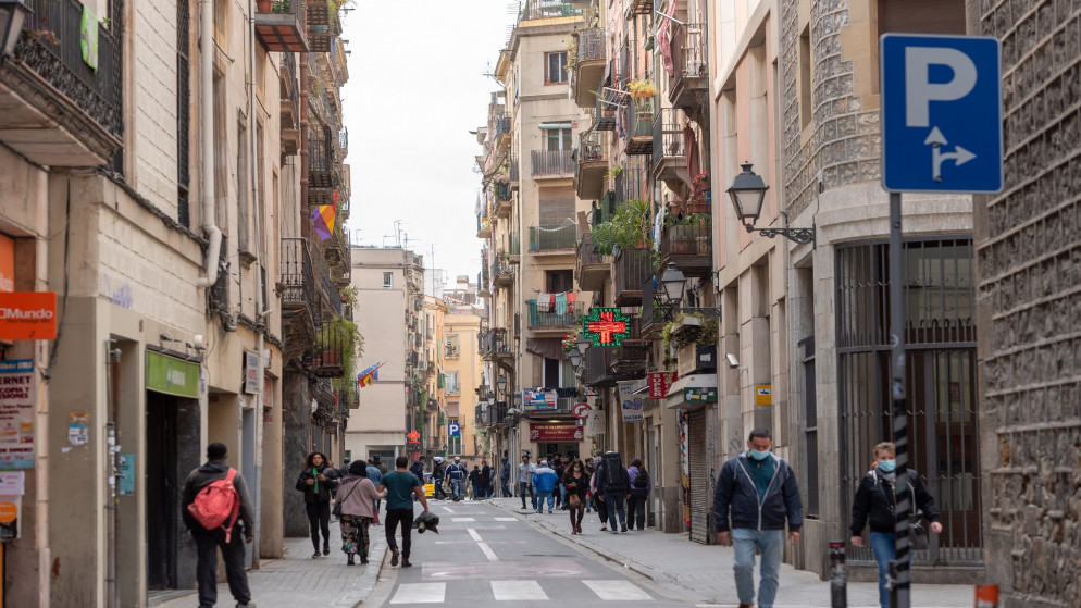 أشخاص يسيرون في شارع عام في برشلونة في إسبانيا. (shutterstock)