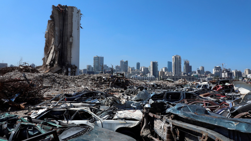 جانب من دمار لحق بمرفأ بيروت بعد انفجار وقع في آب/أغسطس 2020. (رويترز)