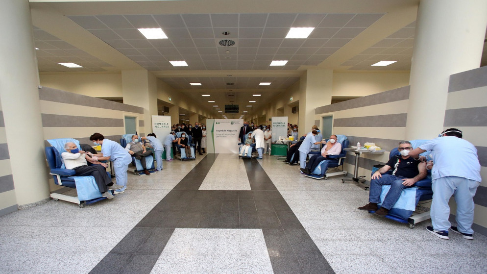 أشخاص يتلقون لقاح كورونا، بينما تبدأ إيطاليا التطعيم ضد كورونا، في مستشفى "Niguarda" في ميلانو، إيطاليا، 27 كانون الأول/ ديسمبر 2020. (رويترز)