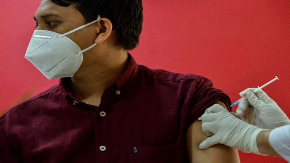 عامل في القطاع الصحي يقدم لقاح سينوفاك الصيني ضد فيروس كورونا في مستشفى زين العابدين في إندونيسيا. 09/02/2021. (أ ف ب)