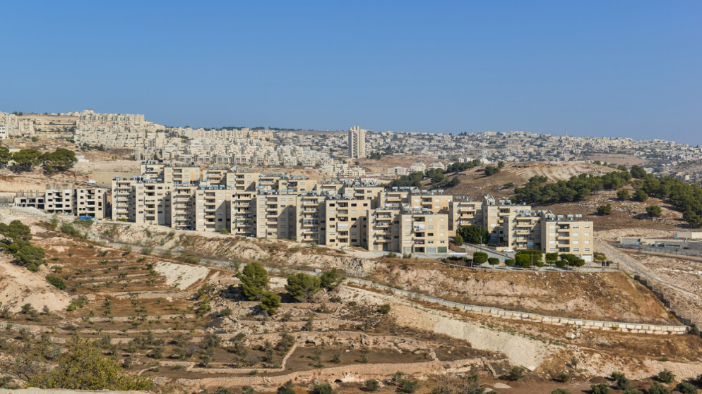 منظر لمستوطنة يهودية على تل في الضفة الغربية بالقرب من بيت لحم ، الأراضي الفلسطينية.(shutterstock)