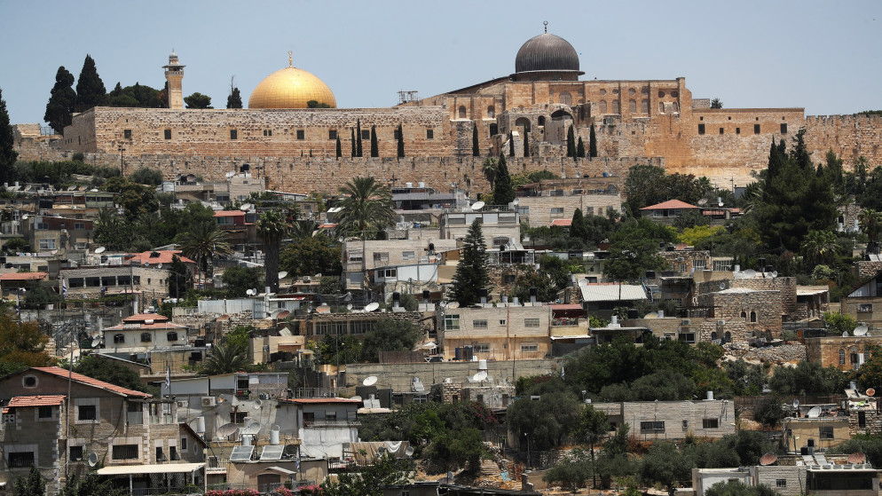 حي سلوان جنوب القدس المحتلة وفي الخلفية يظهر المسجد الأقصى، 28 حزيران/يونيو 2021. (رويترز)