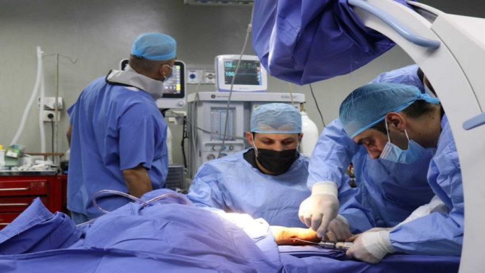 صورة أرشيفية لأطباء بجرون عملية جراحية (القوات المسلحة الأردنية)