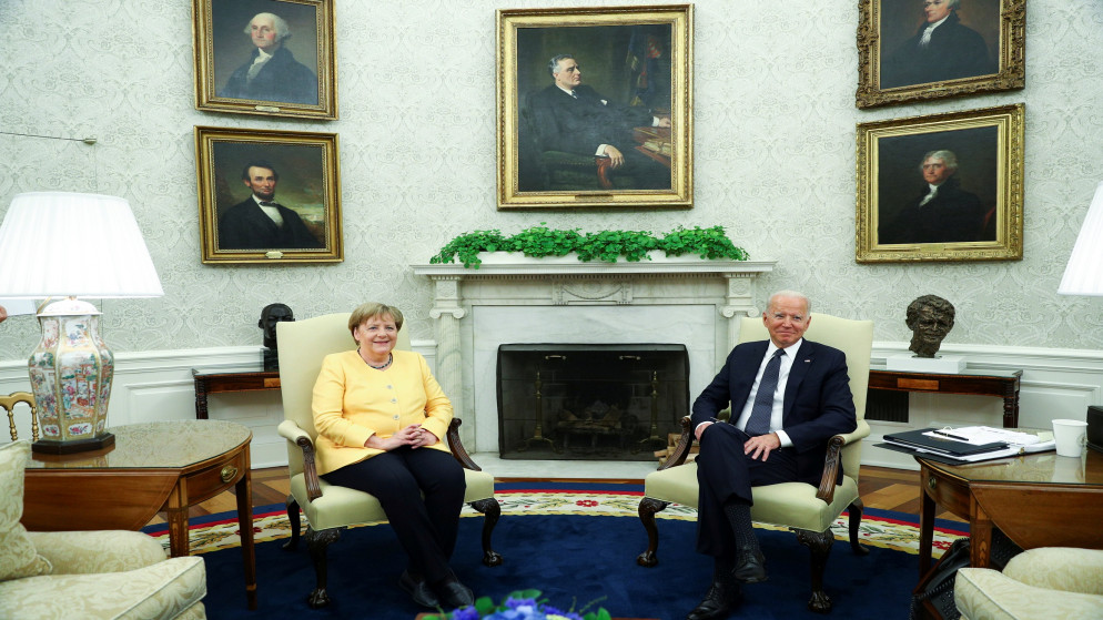 الرئيس الأميركي جو بايدن مع المستشارة الألمانية أنغيلا ميركل في المكتب البيضوي في البيت الأبيض. (رويترز)