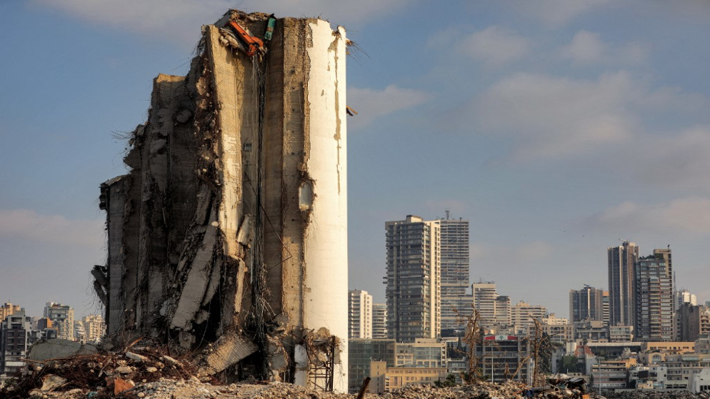 صوامع قمح مدمرة في مرفأ العاصمة اللبنانية بيروت بعد عام تقريبًا من الانفجار الهائل، 14 تموز/يوليو 2021. (أ ف ب)