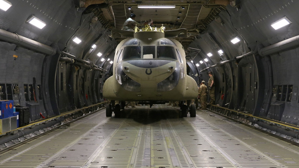 تحميل طائرة هليكوبتر في حاملة طائرات تابعة للجيش الأميركي في أثناء انسحاب القوات الأميركية من أفغانستان، 16 تموز/يونيو 2021. (رويترز)