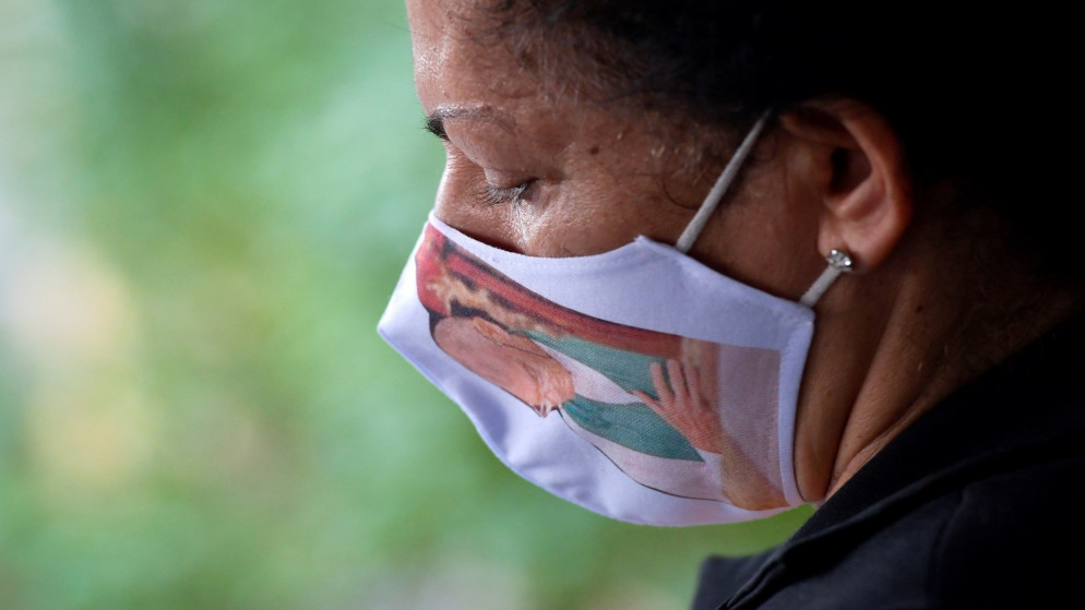 امرأة ترتدي كمامة وسط انتشار فيروس كورونا في البرازيل. (رويترز)