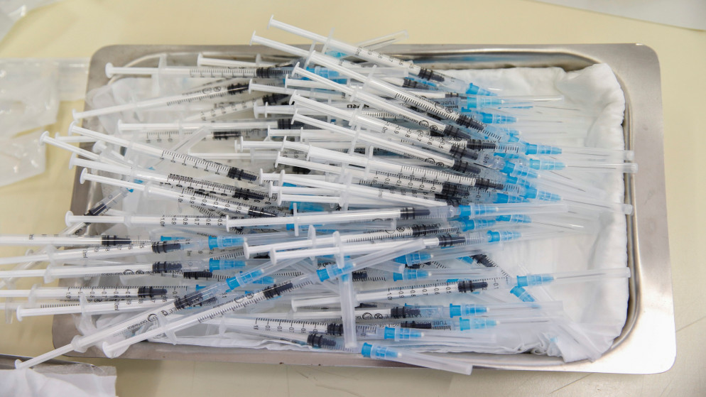 حقن مخصصة للتطعيم ضد فيروس كورونا. (رويترز)