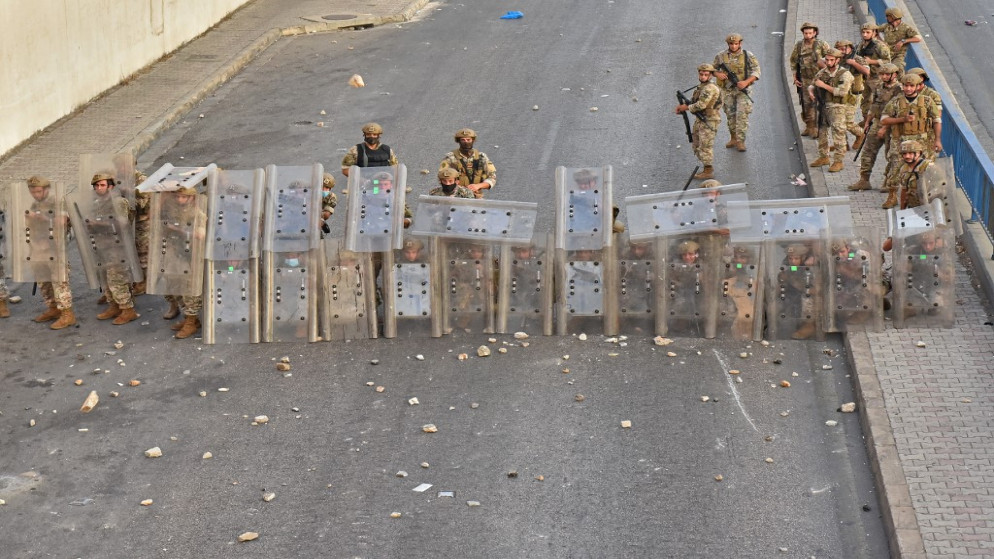 جنود لبنانيون وراء دروع وسط اشتباكات مع مناصري رئيس الوزراء اللبناني السابق سعد الحريري في العاصمة بيروت، 15 يوليو/تموز 2021. (أ ف ب)