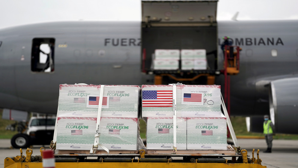 شحنة أميركية من لقاح جانسن الذي تصنعه شركة جونسون آند جونسون، لدى وصولها العاصمة الكولومبية بوغوتا، 1 يوليو/تموز 2021. (رويترز)