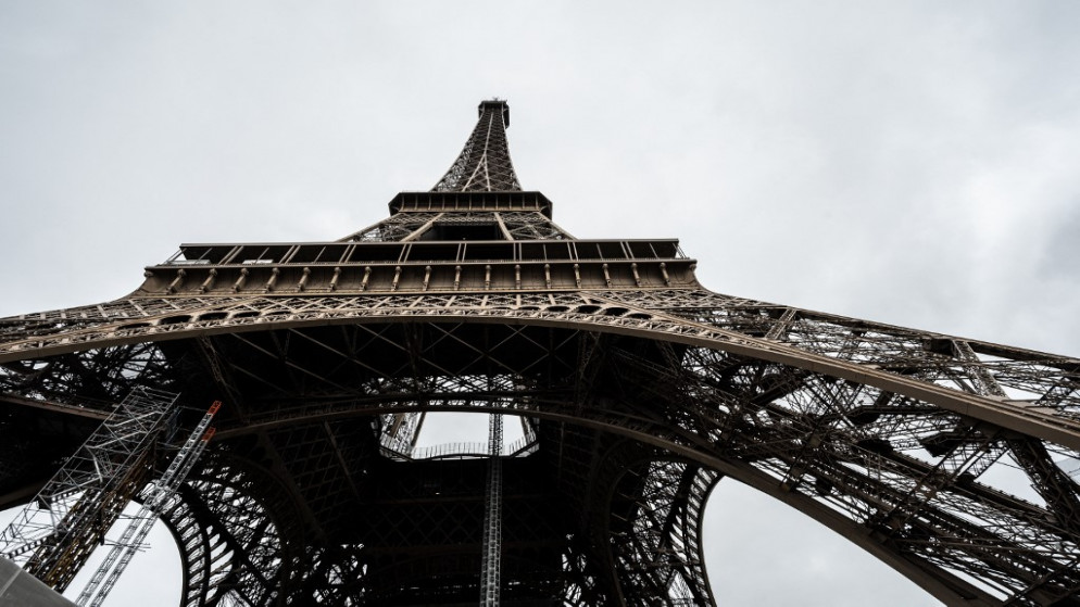 برج إيفل في العاصمة الفرنسية باريس بعد إعادة افتتاحه للزوار، 16 تموز/يوليو 2021. (أ ف ب)