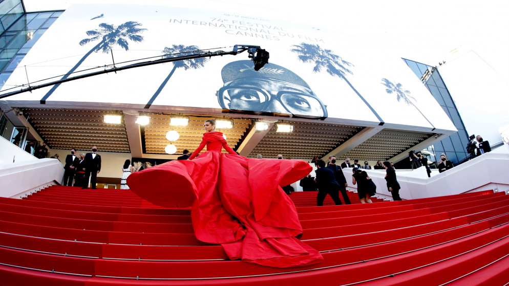 السجادة الحمراء المؤدية لعرض فيلم في مهرجان كان السينمائي الرابع والسبعون. (رويترز)