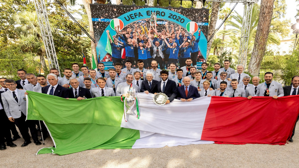 الرئيس الإيطالي سيرجيو ماتاريلا مع المنتخب الإيطالي بعد فوزه ببطولة أوروبا 2020 ومع الإيطالي ماتيو بيريتيني بعد وصوله إلى نهائي ويمبلدون الفردي للرجال. (رويترز)