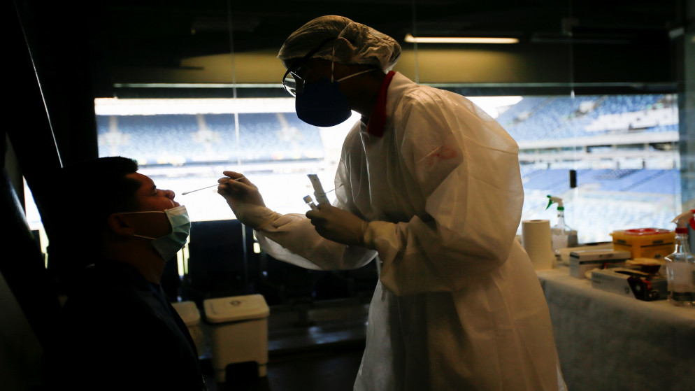 سحب عينة من شخص لإجراء اختبار الكشف عن فيروس كورونا في البرازيل. (رويترز)