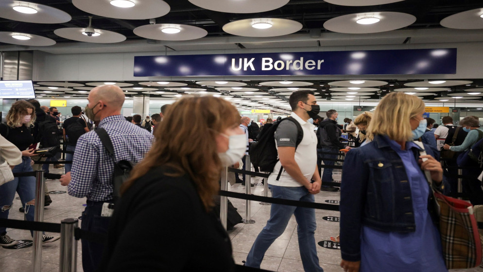 مسافرون وصلوا إلى مطار هيثرو في لندن وسط التزام بتعليمات الوقاية من فيروس كورونا. (رويترز)