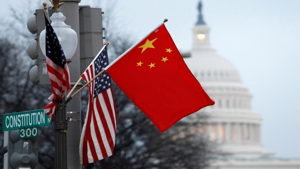 علما الولايات المتحدة والصين قرب مبنى الكابيتول في واشنطن. (أ ف ب)