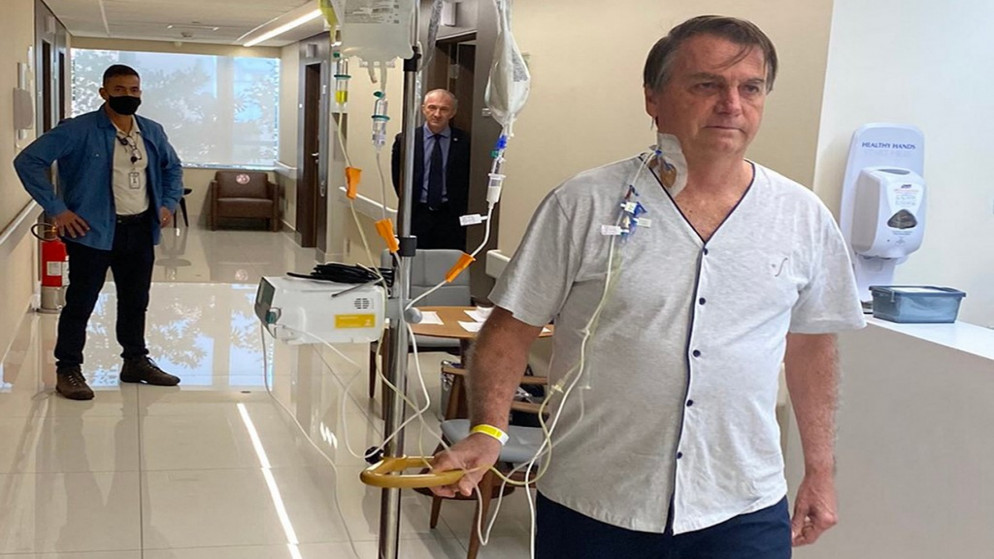 الرئيس البرازيلي جاير بولسونارو يمشي داخل مستشفى في ساو باولو. (أ ف ب)