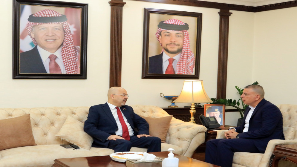 وزير الداخلية مازن الفراية والسفير العراقي في عمّان حيدر العذاري. (وزارة الداخلية)