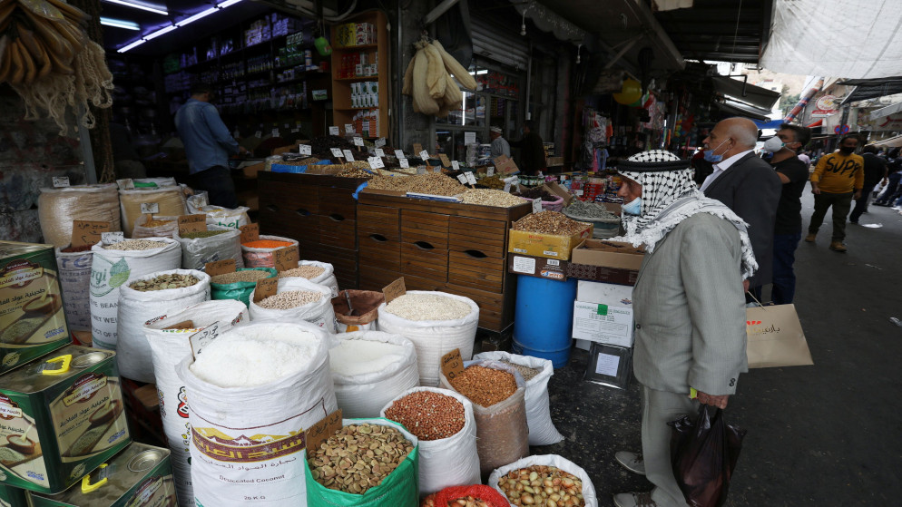 صورة أرشيفية لمتسوقين في منطقة وسط البلد في عمان. (رويترز)