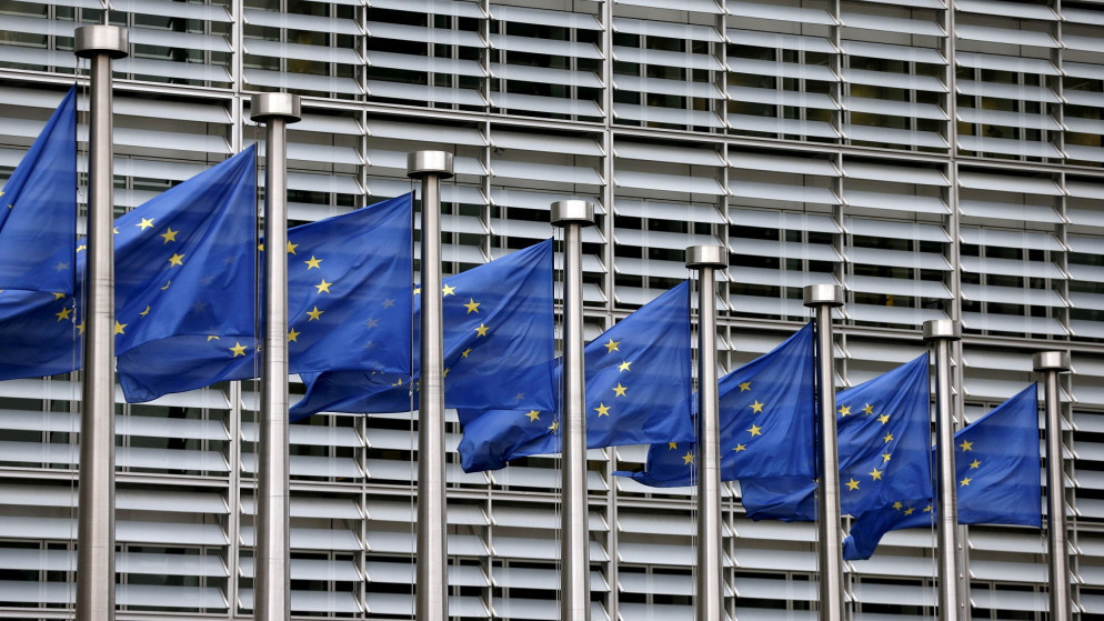 أعلام الاتحاد الأوروبي ترفرف خارج مقر مفوضية الاتحاد الأوروبي في بروكسل، بلجيكا، 28 تشرين الأول/أكتوبر  2015. (فرانسوا لينوار/رويترز)