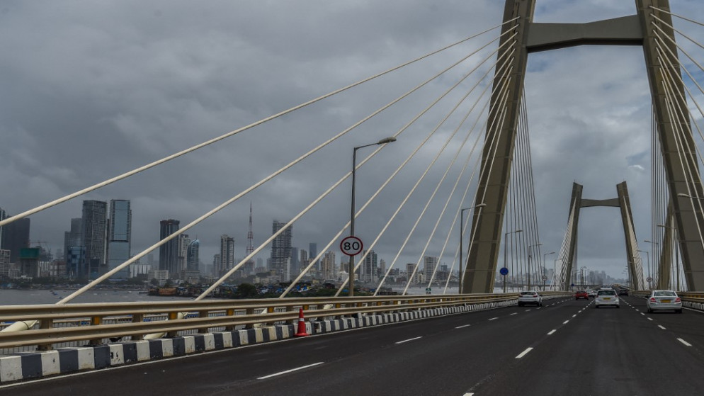 غيوم داكنة فوق أفق المدينة من جسر باندرا إلى جسر وورلي البحري في مومباي .الهند.17 يوليو 2021.(أ ف ب)