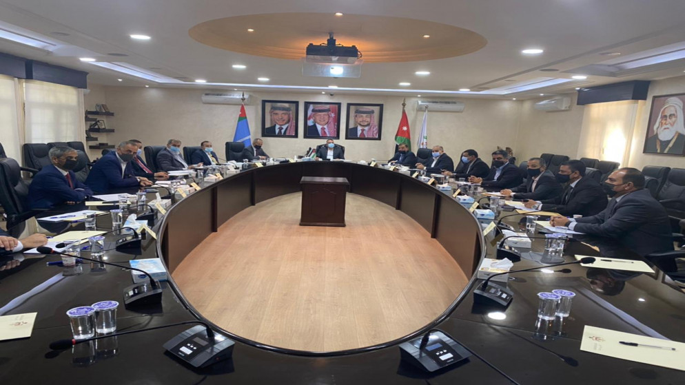 وزير الداخلية مازن الفراية خلال ترؤسه اجتماعا لمحافظي الميدان. (وزارة الداخلية)